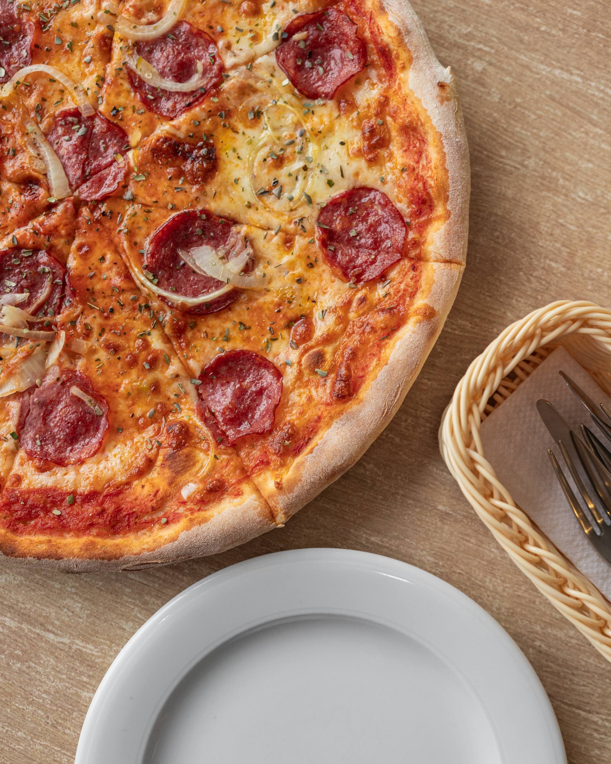 Пицца С салями и луком