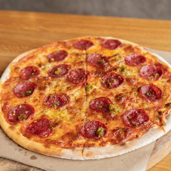 Пицца с салями и халапеньо