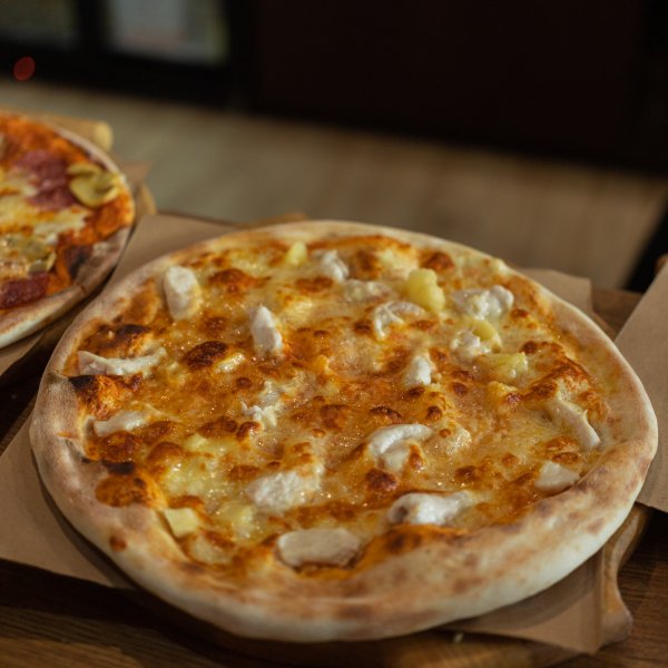 Пицца с курицей и ананасом