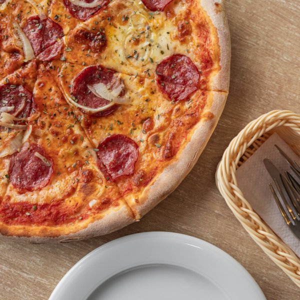 Пицца С салями и луком